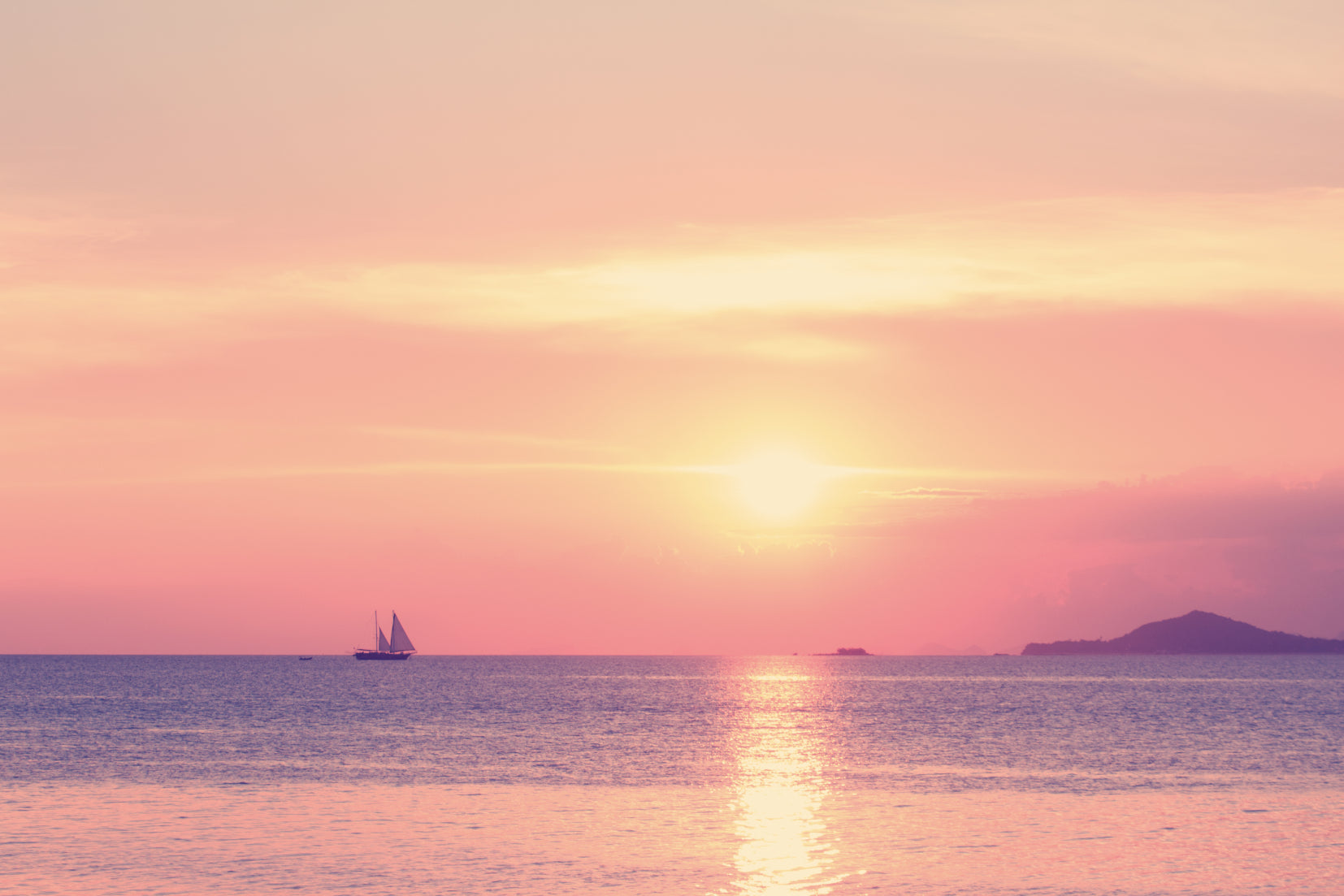 Pastel Sunset Ocean Wallpaper